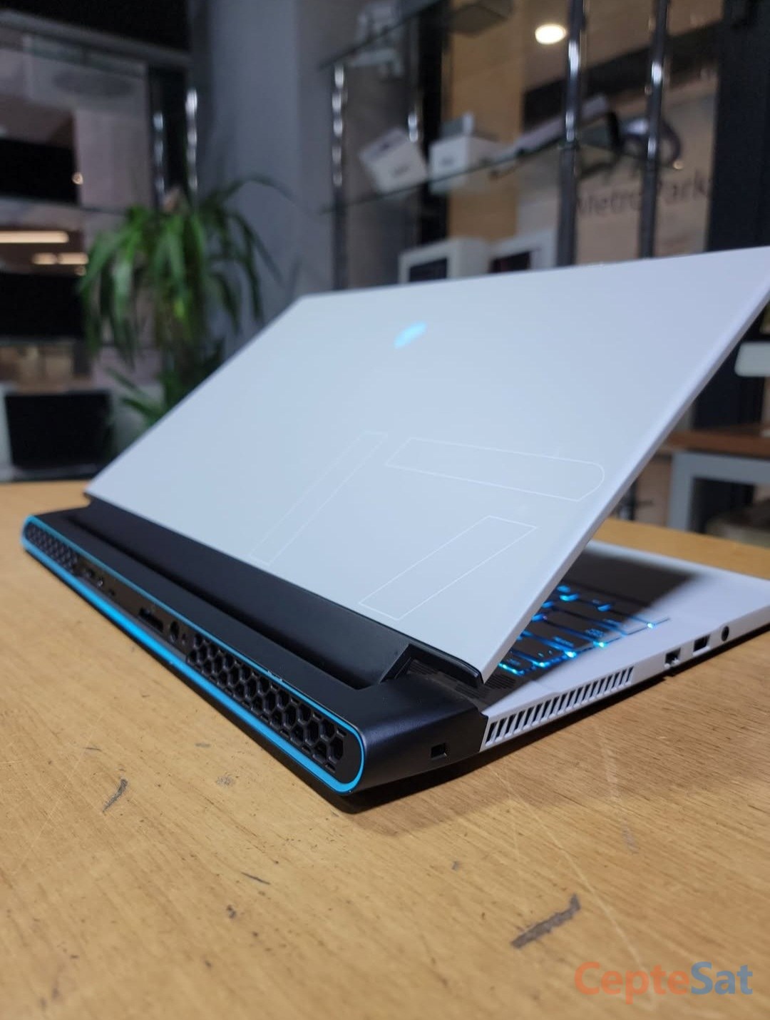 Alienware m17 R2 i7 9th Generation 16 GB RAM 512 GB SSD RTX 2070 Max-Q - Kocaeli İzmit