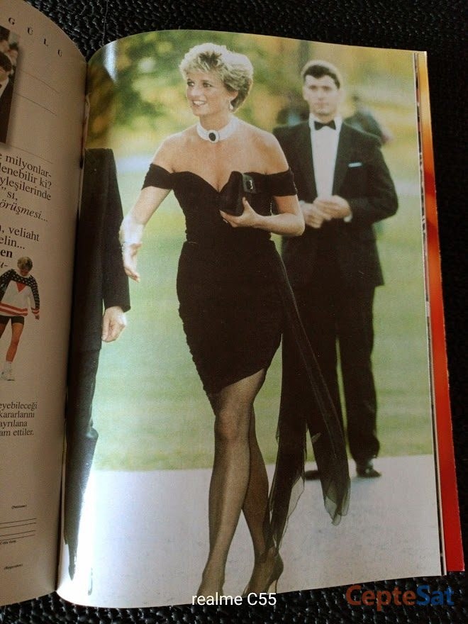 PRENSES DIANA ve ELTON JOHN ŞARKILARI. KİTAPCIK + CD İLE BERABER. BU KİTAPCIKDA PRENSES DİANA, RAHİBE TERESA ,VERSACE ,ELTON JOHN GİBİ ÜNLÜLER İLE İLGİLİ KISA B - İstanbul Beşiktaş